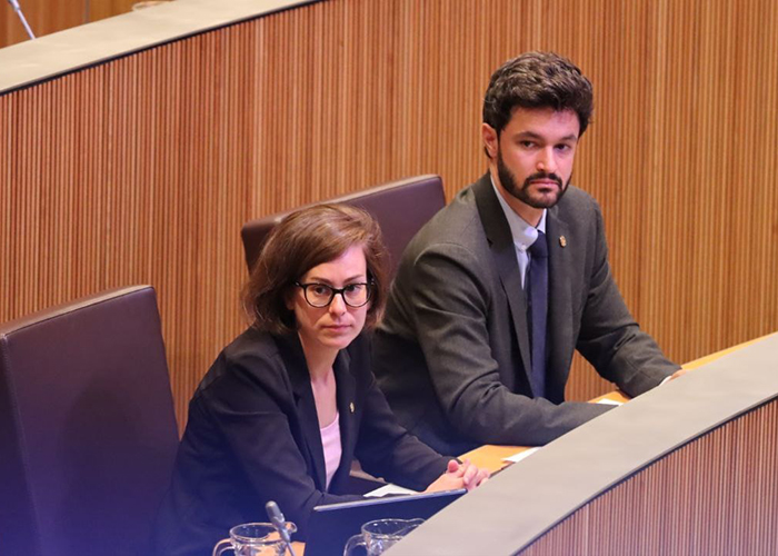 Núria Segués i Cerni Escalé en una sessió del parlament